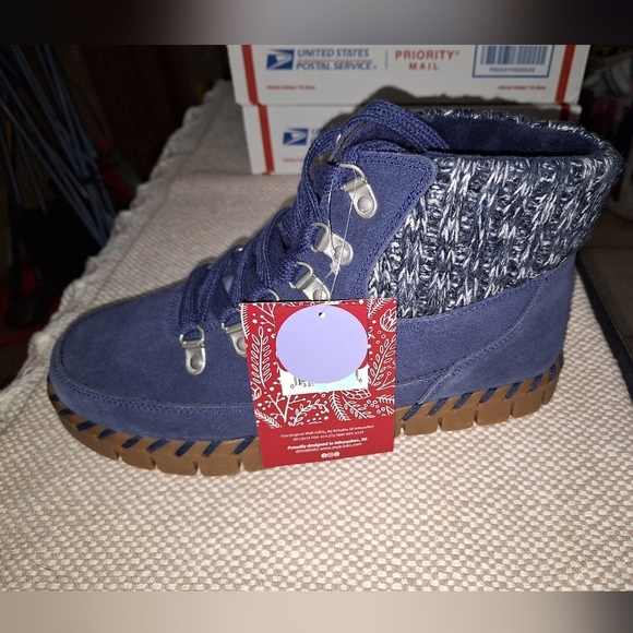 A pair of MukLuks genuine suede booties with a faux fur lining in a size 8. - Picture 2 of 12